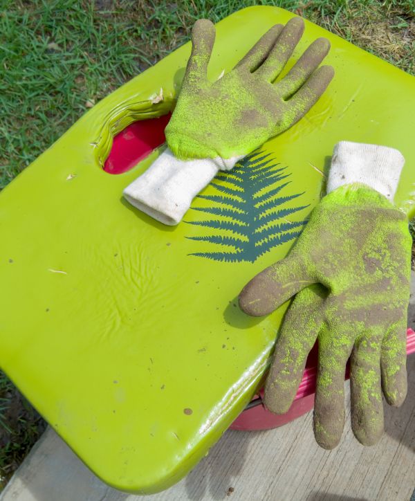 Garden knee pad gloves - 600x724 px Photo of garden knee pad and gloves